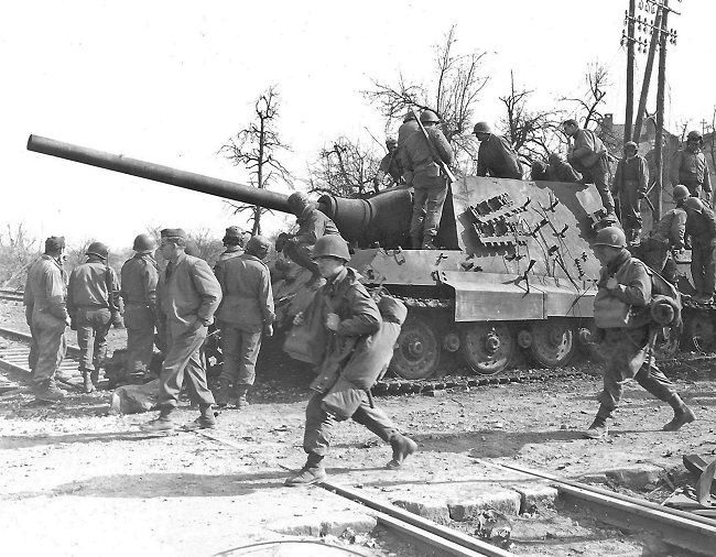 Jagdtiger – łowca czołgów. Część II. W walce